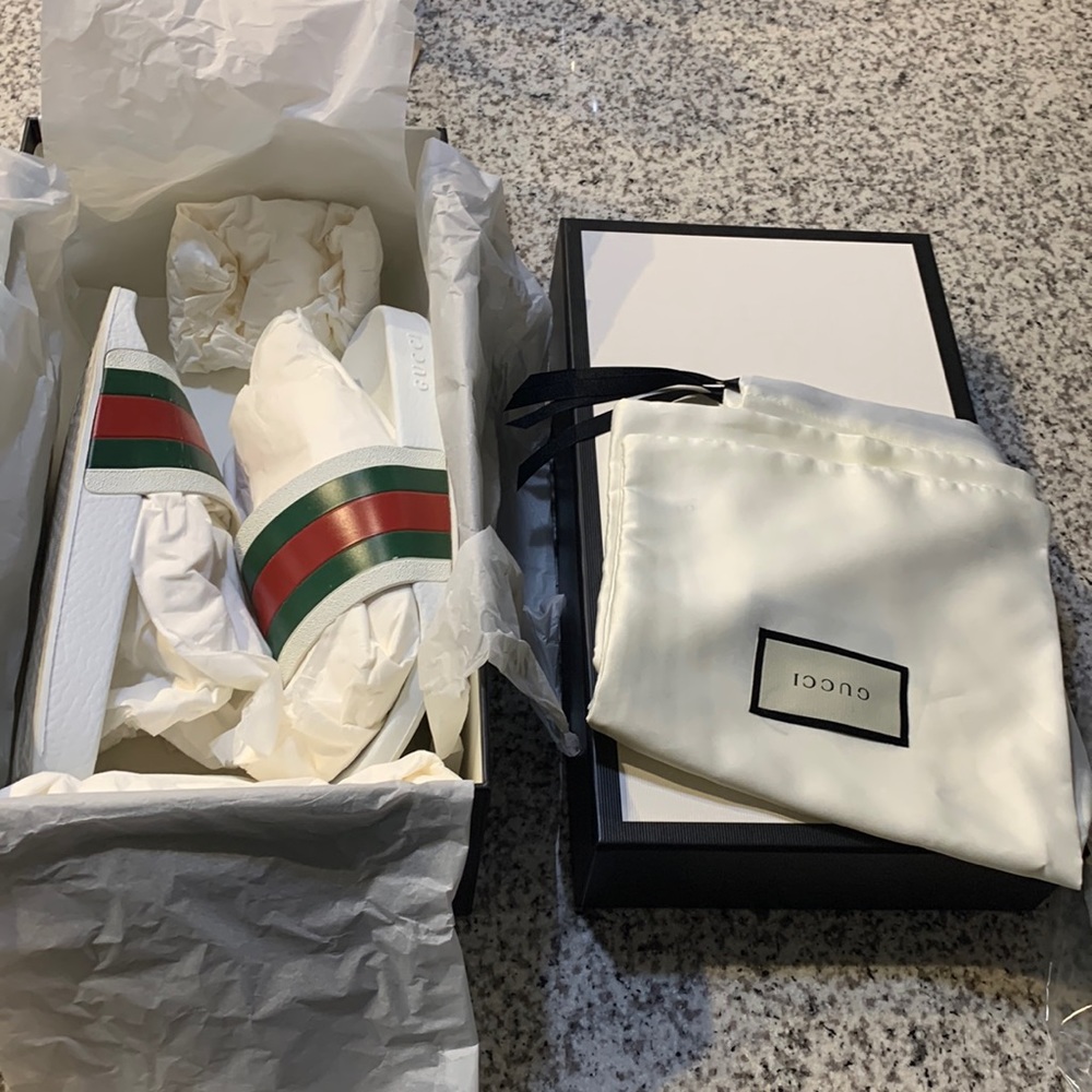 100% authentic Gucci slides size 8 mens used condition (8/10)